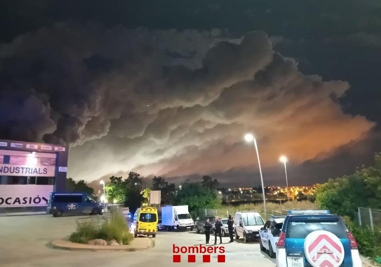 Confinados cinco municipios catalanes por el incendio de una fábrica con 70 toneladas de cloro Confinados cinco municipios catalanes por el incendio de una fábrica con 70 toneladas de cloro