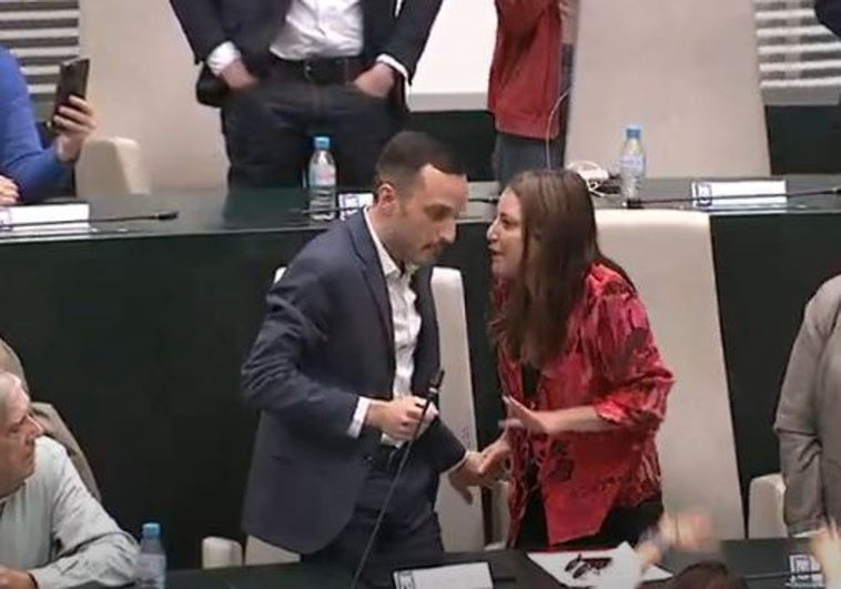 Un edil del PSOE denuncia un comentario homófobo de Andrea Levy: «Me dijo que hiciera mi intervención desde una sauna» Un edil del PSOE denuncia un comentario homófobo de Andrea Levy: «Me dijo que hiciera mi intervención desde una sauna»
