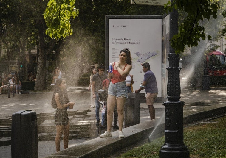 La comunidad abre sus piscinas y activa el Plan ante olas de calor La comunidad abre sus piscinas y activa el Plan ante olas de calor