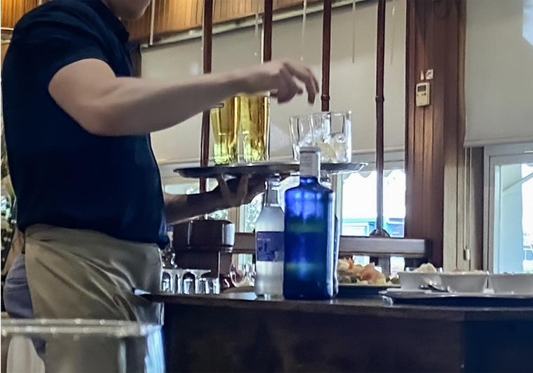 El gesto que irritó a un camarero y al dueño del bar: «Es una falta de respeto en España» El gesto que irritó a un camarero y al dueño del bar: «Es una falta de respeto en España»