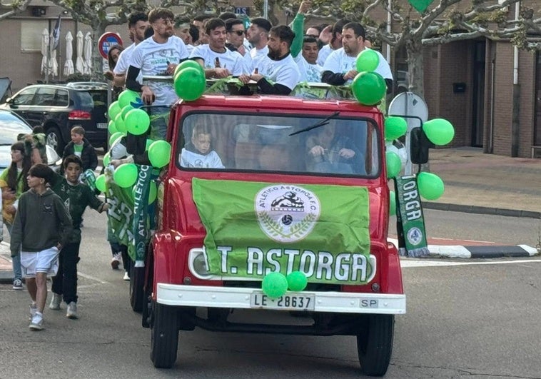 El fiestón del ascenso a bordo de la 'Astorgueta': las celebraciones del otro fútbol El fiestón del ascenso a bordo de la ‘Astorgueta’: las celebraciones del otro fútbol