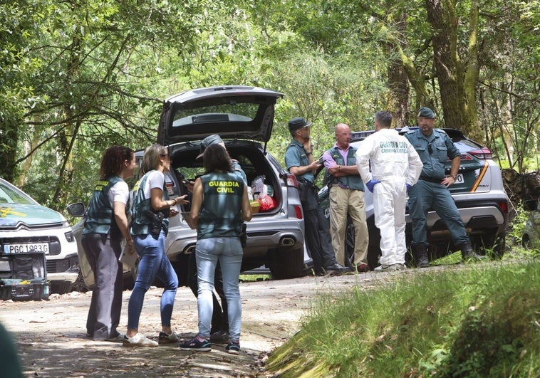 Investigan la aparición de dos muertos en el interior de un vehículo quemado en Pontevedra Investigan la aparición de dos muertos en el interior de un vehículo quemado en Pontevedra