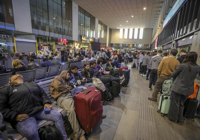 Los presidentes de Adif y de Renfe, denunciados por presunta «imprudencia grave» por el último caos ferroviario Los presidentes de Adif y de Renfe, denunciados por presunta «imprudencia grave» por el último caos ferroviario