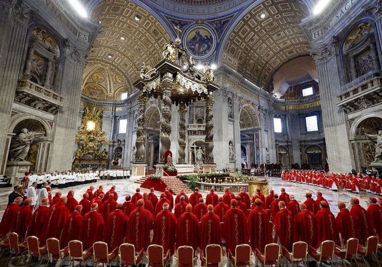 Los cardenales piden que el Papa gobierne con un consejo permanente que incluya laicos Los cardenales piden que el Papa gobierne con un consejo permanente que incluya laicos