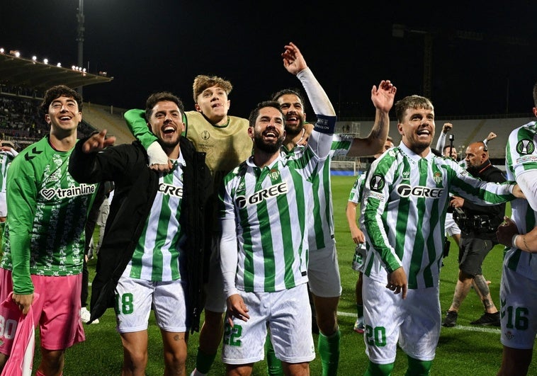 La fiesta de los jugadores del Betis en el Artemio Franchi por el pase a la final: «Antonio, quédate» La fiesta de los jugadores del Betis en el Artemio Franchi por el pase a la final: «Antonio, quédate»