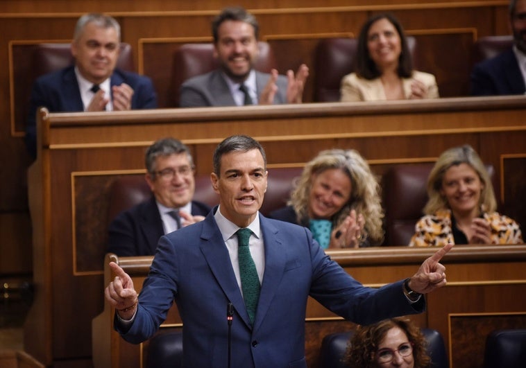 Sánchez se parapeta tras Ayuso y acusa a Feijóo de «difamar a personas honestas» como Cerdán Sánchez se parapeta tras Ayuso y acusa a Feijóo de «difamar a personas honestas» como Cerdán