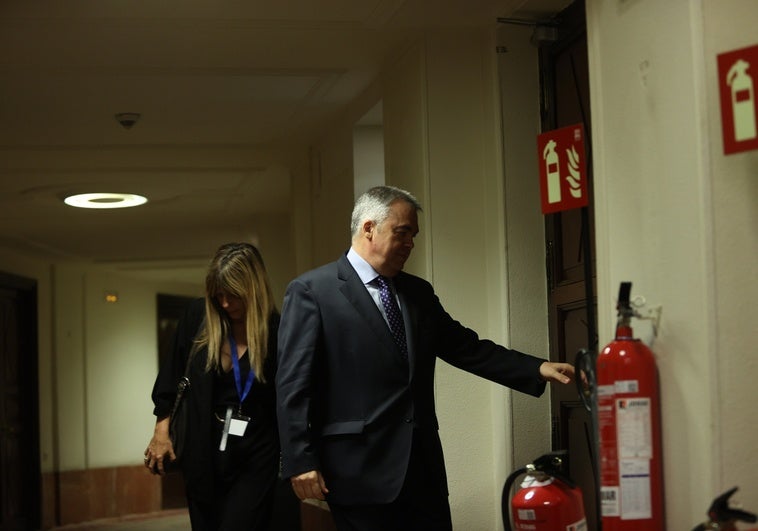 El clamor en el PSOE fuerza a Ferraz a actuar contra Leire Díez tras 48 horas de tormenta política El clamor en el PSOE fuerza a Ferraz a actuar contra Leire Díez tras 48 horas de tormenta política