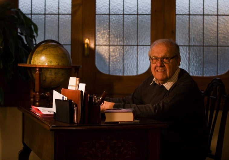 Muere el escritor Chufo Lloréns a los 94 años, autor de novelas como 'Te daré la tierra' Muere el escritor Chufo Lloréns a los 94 años, autor de novelas como ‘Te daré la tierra’