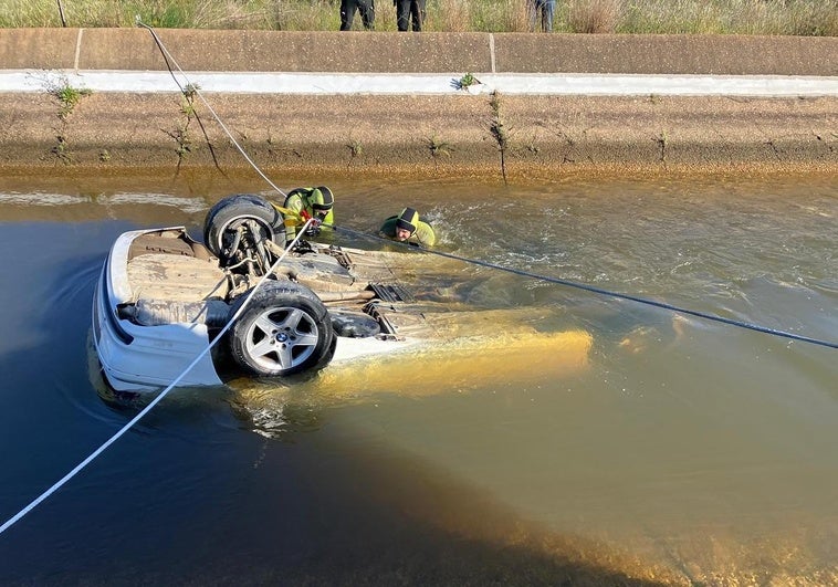 Investigan la muerte de tres jóvenes hallados en el interior de un coche en un canal de una carretera de Huelva Investigan la muerte de tres jóvenes hallados en el interior de un coche en un canal de una carretera de Huelva