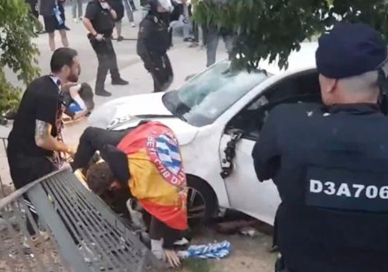 Brutal atropello masivo con varios heridos en la previa del Espanyol-Barça Brutal atropello masivo con varios heridos en la previa del Espanyol-Barça