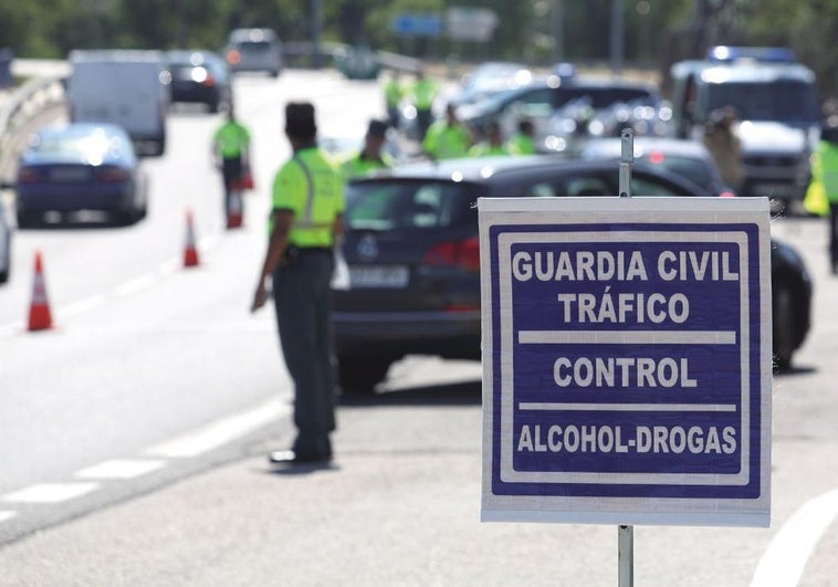 La Policía no podrá actuar contra quienes consuman en el coche si está parado La Policía no podrá actuar contra quienes consuman en el coche si está parado