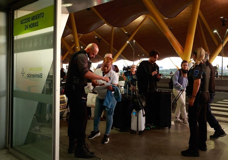 Los sindicatos celebran el acuerdo para Barajas pero siguen pidiendo el desalojo de los sintecho Los sindicatos celebran el acuerdo para Barajas pero siguen pidiendo el desalojo de los sintecho
