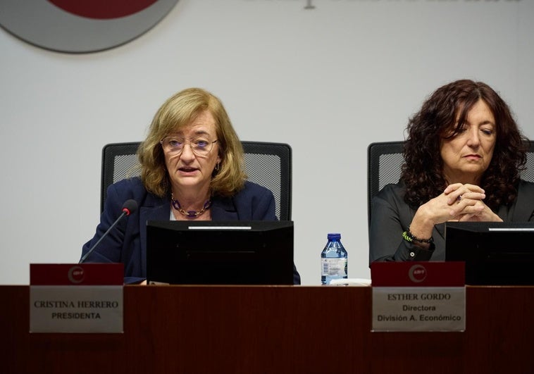 La Autoridad Fiscal replica al Gobierno y propina un severo recorte a su previsión de crecimiento La Autoridad Fiscal replica al Gobierno y propina un severo recorte a su previsión de crecimiento