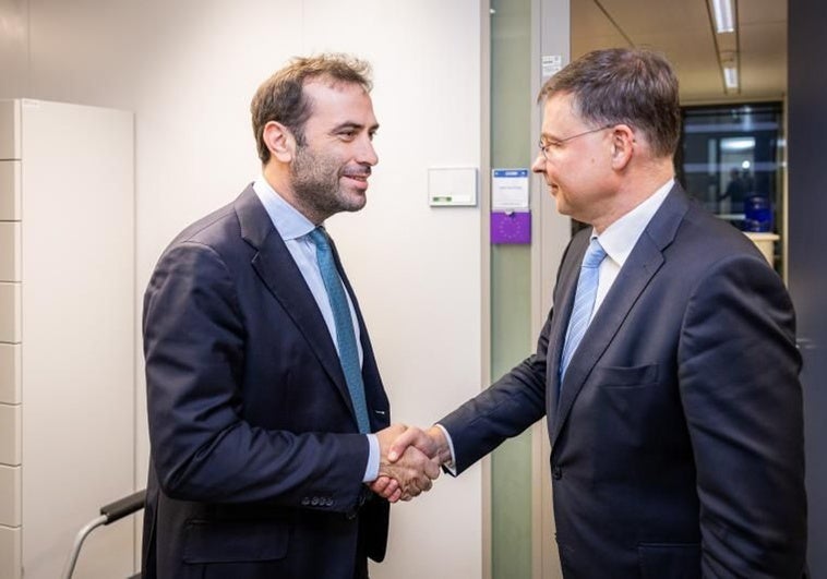 Bruselas retrasa a 2026 el impacto de la guerra comercial sobre España y espera 230.000 empleos menos que el Gobierno Bruselas retrasa a 2026 el impacto de la guerra comercial sobre España y espera 230.000 empleos menos que el Gobierno