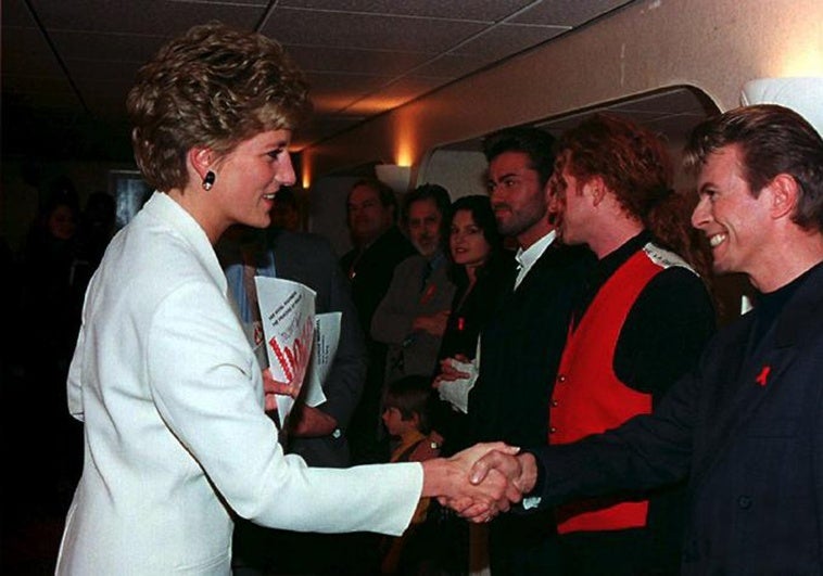 Las fotos de Lady Di con Bowie que Buckingham intentó ocultar porque desvelaban un 'affaire' Las fotos de Lady Di con Bowie que Buckingham intentó ocultar porque desvelaban un ‘affaire’