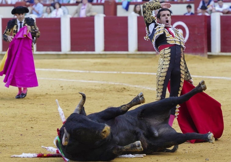 Se enfadan por lo que dejan de ver: bronca a Morante en la corrida del Patrón de los toreros Se enfadan por lo que dejan de ver: bronca a Morante en la corrida del Patrón de los toreros