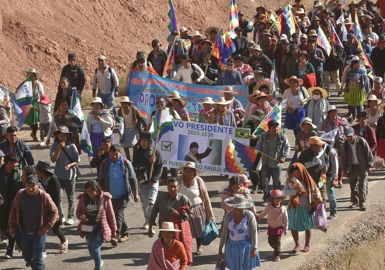 Una caravana de seguidores de Evo Morales busca inscribirlo como candidato pese a estar inhabilitado Una caravana de seguidores de Evo Morales busca inscribirlo como candidato pese a estar inhabilitado
