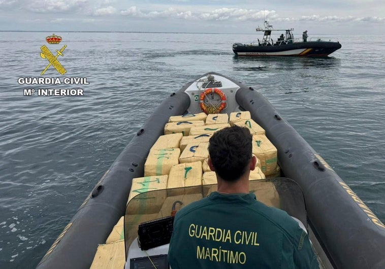 La Guardia Civil da caza a una embarcación con casi 4.000 kilos de hachís a bordo en el río Guadiana La Guardia Civil da caza a una embarcación con casi 4.000 kilos de hachís a bordo en el río Guadiana