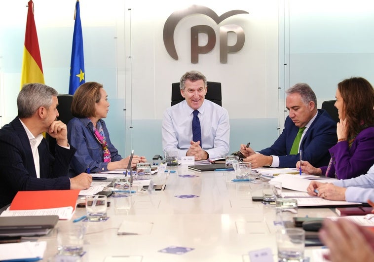 Feijóo retrasa renovar la cúpula del PP pese a la presión interna Feijóo retrasa renovar la cúpula del PP pese a la presión interna
