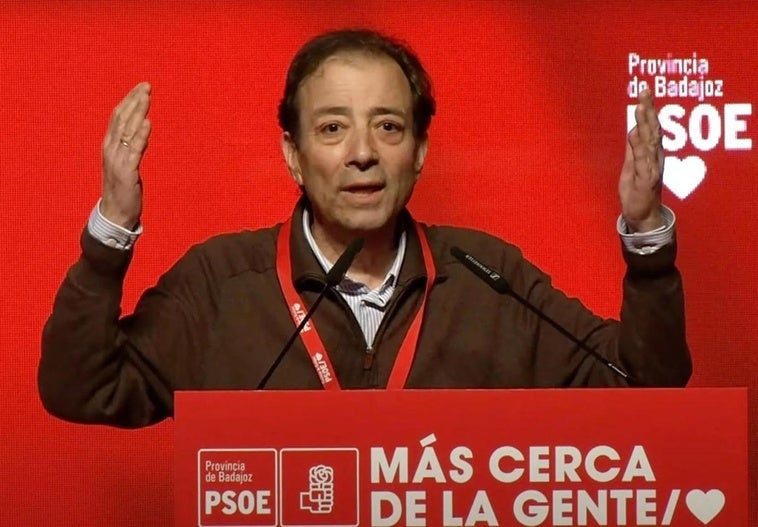 Fernández Vara reaparece en un acto del PSOE y habla de su lucha contra el cáncer: «Quiero seguir viviendo» Fernández Vara reaparece en un acto del PSOE y habla de su lucha contra el cáncer: «Quiero seguir viviendo»