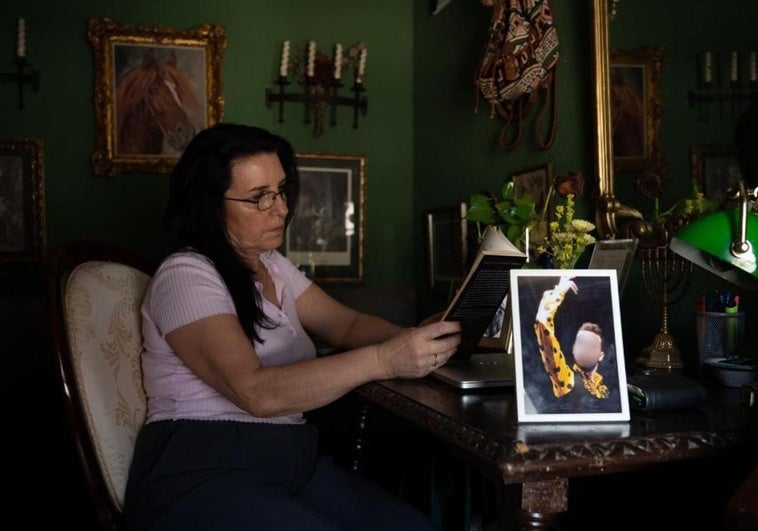 Madre de una víctima de la finasterida: «Si el fármaco estuviera prohibido, mi hijo igual seguiría con vida» Madre de una víctima de la finasterida: «Si el fármaco estuviera prohibido, mi hijo igual seguiría con vida»