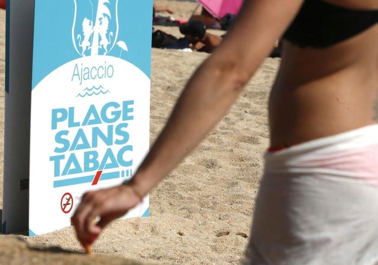 Francia prohíbe fumar en playas, parques y cerca de escuelas: «Ningún cigarrillo donde haya niños» Francia prohíbe fumar en playas, parques y cerca de escuelas: «Ningún cigarrillo donde haya niños»