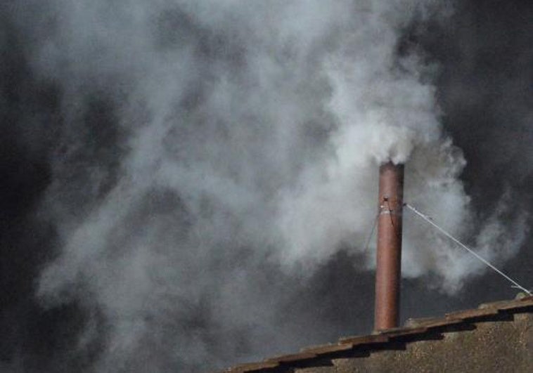 Qué está pasando en la Capilla Sixtina mientras sale el humo Qué está pasando en la Capilla Sixtina mientras sale el humo