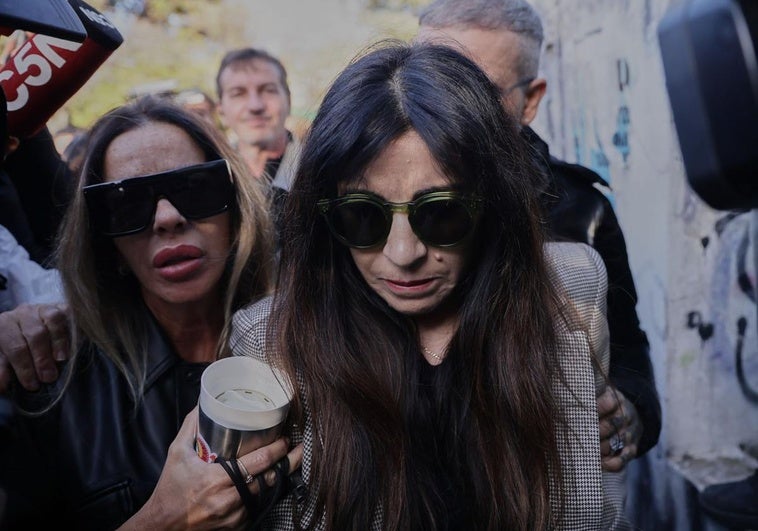 El crudo testimonio de la hija de Maradona contra el equipo médico de su padre: «Una puesta en escena nefasta» El crudo testimonio de la hija de Maradona contra el equipo médico de su padre: «Una puesta en escena nefasta»