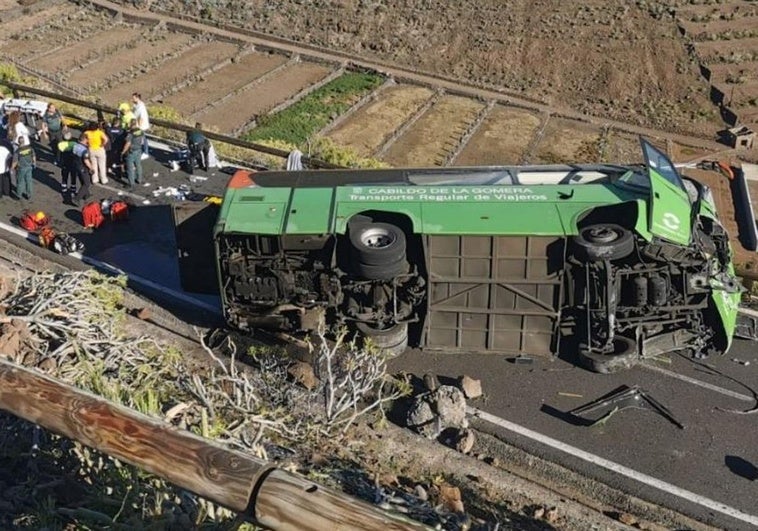 Al menos una mujer muerta y 11 heridos tras volcar un autobús en La Gomera Al menos una mujer muerta y 11 heridos tras volcar un autobús en La Gomera
