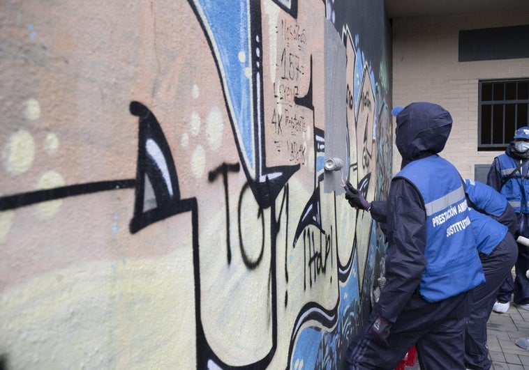 Grafiteros condenados a limpiar sus pintadas: «Es un alivio poder conmutar la multa» Grafiteros condenados a limpiar sus pintadas: «Es un alivio poder conmutar la multa»