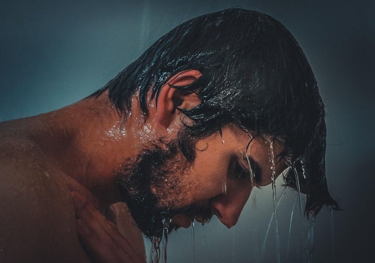 Un médico señala las razones por las que nunca deberías irte a dormir con el pelo mojado Un médico señala las razones por las que nunca deberías irte a dormir con el pelo mojado