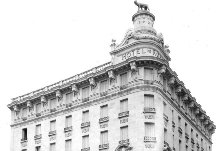 El primer edificio que se acabó en la Gran Vía, coronado por la loba capitolina El primer edificio que se acabó en la Gran Vía, coronado por la loba capitolina