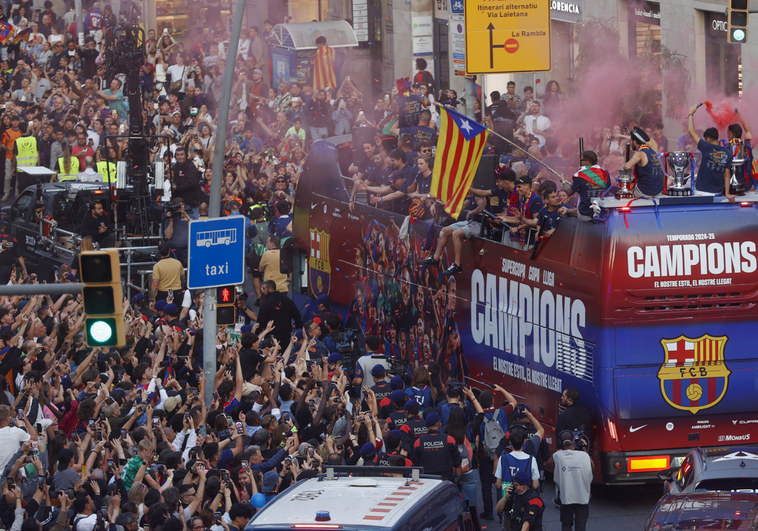 Polémica por la celebración de Íñigo Martínez con una gran 'estelada' en la rúa del Barça Polémica por la celebración de Íñigo Martínez con una gran ‘estelada’ en la rúa del Barça