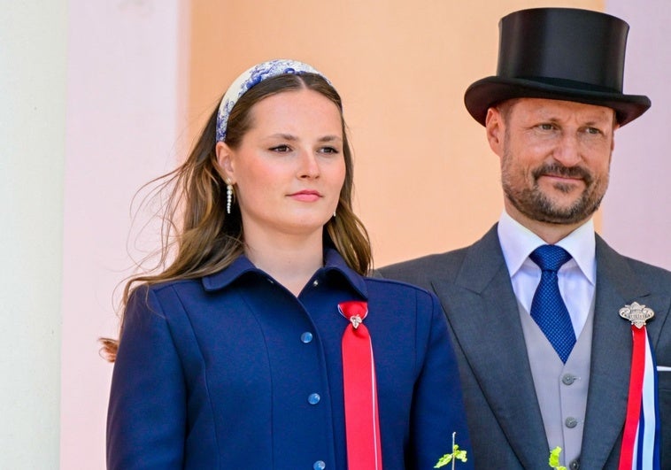 La hija del Príncipe Haakon de Noruega abandona a su padre en su peor momento La hija del Príncipe Haakon de Noruega abandona a su padre en su peor momento