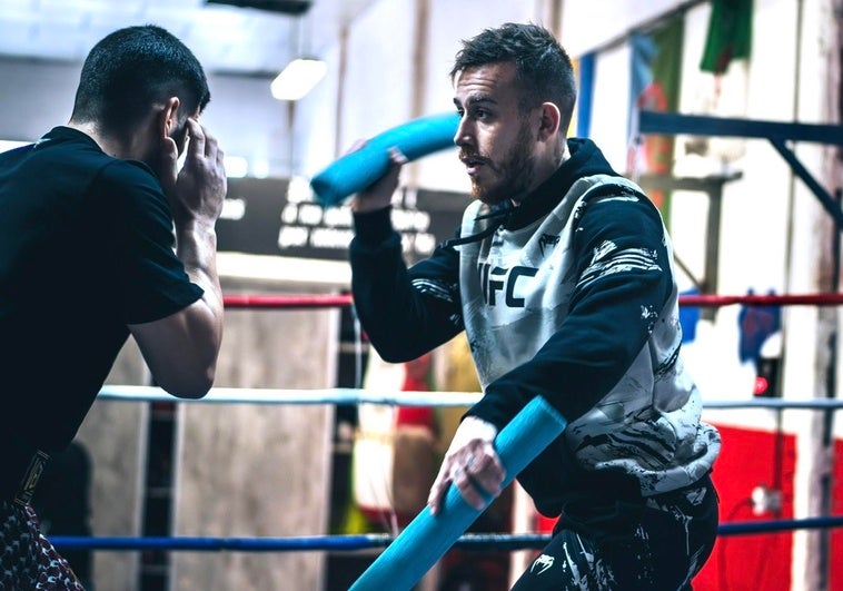El entrenador de golpeo de Ilia Topuria: «A Islam Makhachev lo 'mata' en el 'striking'» El entrenador de golpeo de Ilia Topuria: «A Islam Makhachev lo ‘mata’ en el ‘striking’»
