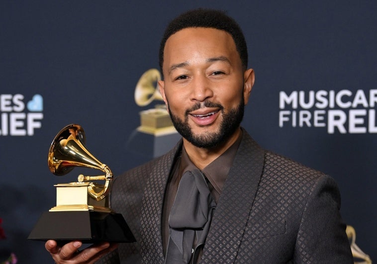 John Legend se apiada del «triste declive» de Kanye West: «Todo comenzó con la muerte de su madre» John Legend se apiada del «triste declive» de Kanye West: «Todo comenzó con la muerte de su madre»