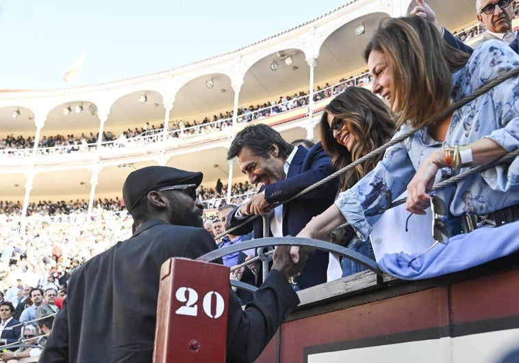 El traje de 'primera comunión' de Albares y Juan del Val en Las Ventas El traje de ‘primera comunión’ de Albares y Juan del Val en Las Ventas
