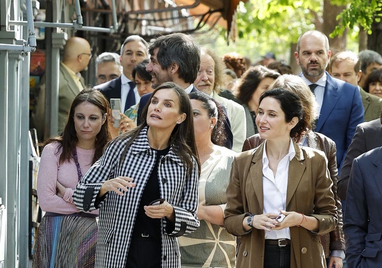 La Reina Letizia y Ayuso combinan looks por los 100 años de la Cuesta de Moyano La Reina Letizia y Ayuso combinan looks por los 100 años de la Cuesta de Moyano