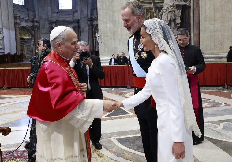 Por qué la Reina Letizia y otras 'royals' vistieron de blanco en el Vaticano Por qué la Reina Letizia y otras ‘royals’ vistieron de blanco en el Vaticano