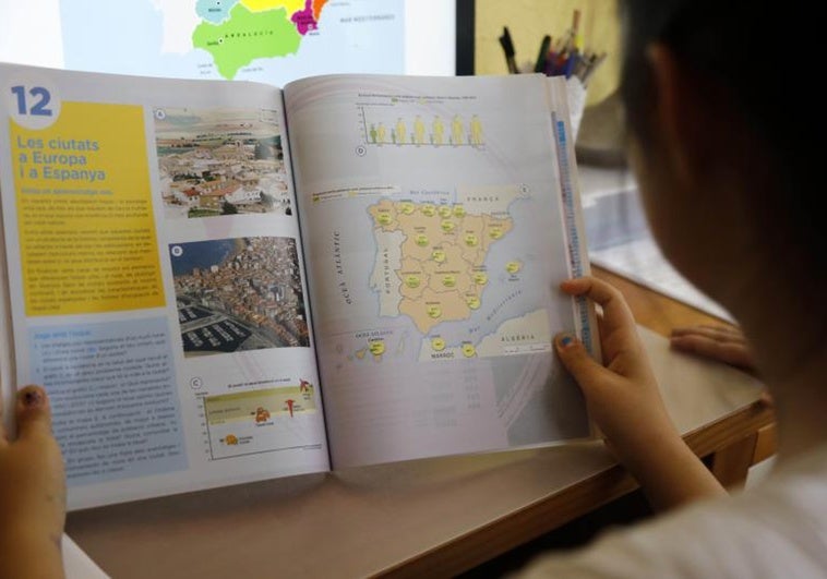 Campaña con firmas de las familias para «exigir» enseñanza en castellano en la Comunidad Valenciana Campaña con firmas de las familias para «exigir» enseñanza en castellano en la Comunidad Valenciana