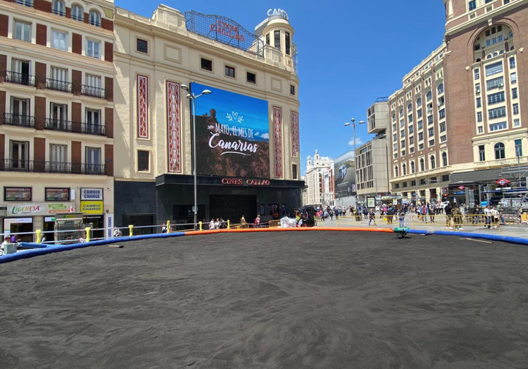 La Plaza de Callao recibe una luchada histórica sobre 17 toneladas de ceniza del volcán de La Palma La Plaza de Callao recibe una luchada histórica sobre 17 toneladas de ceniza del volcán de La Palma