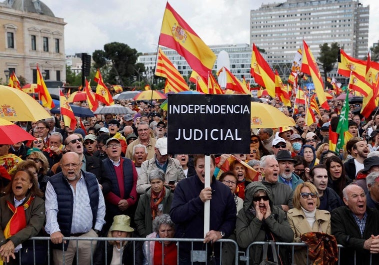 Una multitud abanderada por Esperanza Aguirre, Vox y exdirigentes de Ciudadanos pide en Colón la dimisión de Sánchez Una multitud abanderada por Esperanza Aguirre, Vox y exdirigentes de Ciudadanos pide en Colón la dimisión de Sánchez