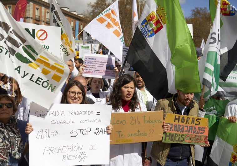 Los médicos aplazan su huelga en una negociación límite con Sanidad Los médicos aplazan su huelga en una negociación límite con Sanidad