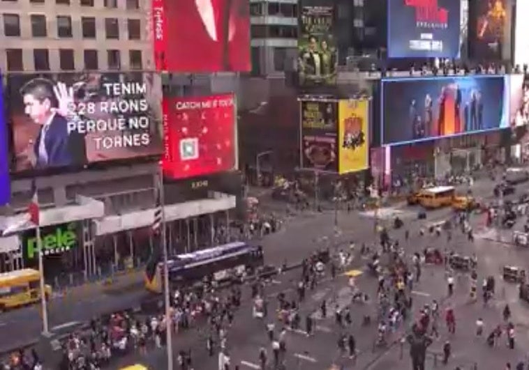 El mensaje contra Mazón en una pantalla gigante de Times Square: «Tenemos 228 razones para que no vuelvas» El mensaje contra Mazón en una pantalla gigante de Times Square: «Tenemos 228 razones para que no vuelvas»