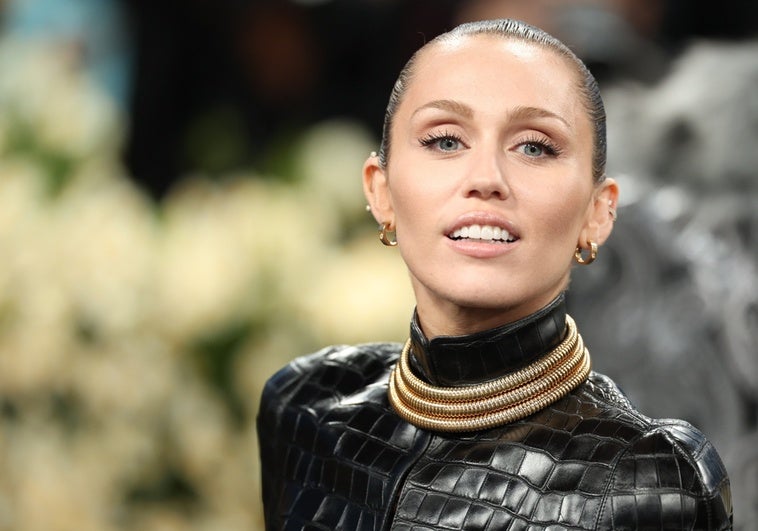Miley Cyrus se sincera tras cinco años sin beber alcohol: «La sobriedad es como mi Dios» Miley Cyrus se sincera tras cinco años sin beber alcohol: «La sobriedad es como mi Dios»