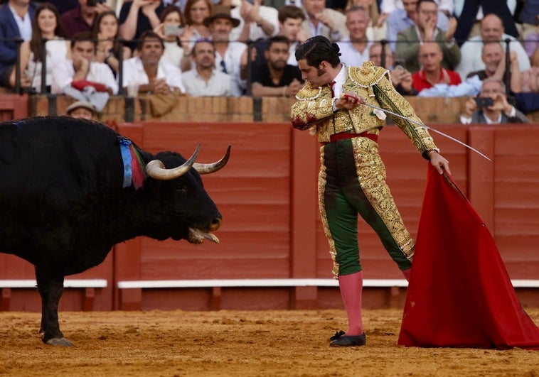 Morante saca los dientes por el papado del toreo y rinde a la Maestranza Morante saca los dientes por el papado del toreo y rinde a la Maestranza