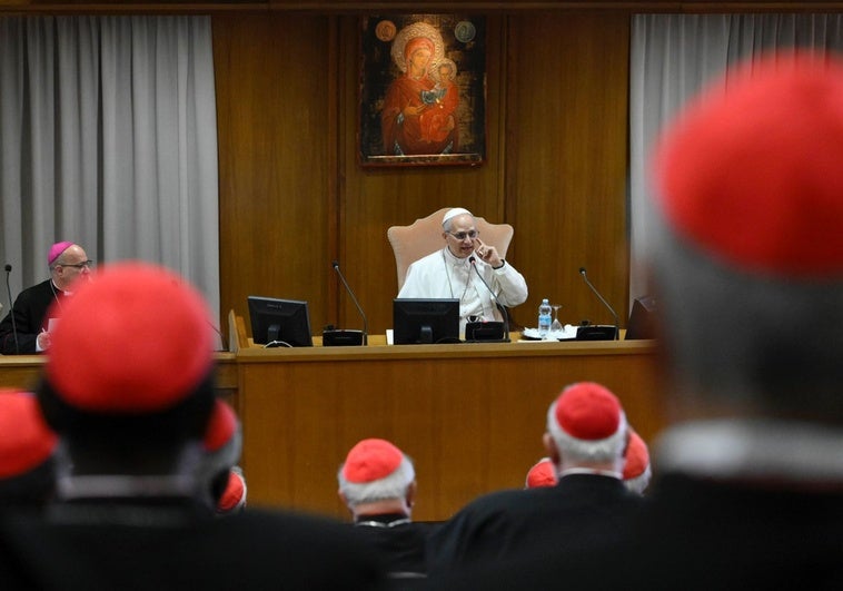 El Papa pone el pontificado en continuidad total con Francisco en su primer encuentro con los cardenales El Papa pone el pontificado en continuidad total con Francisco en su primer encuentro con los cardenales