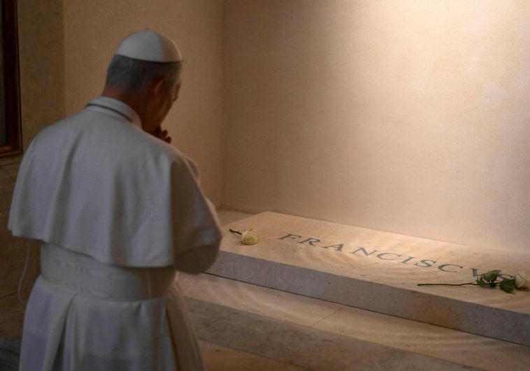 El Papa León XIV visita la tumba de Francisco tras rezar en el santuario de Genazzano El Papa León XIV visita la tumba de Francisco tras rezar en el santuario de Genazzano