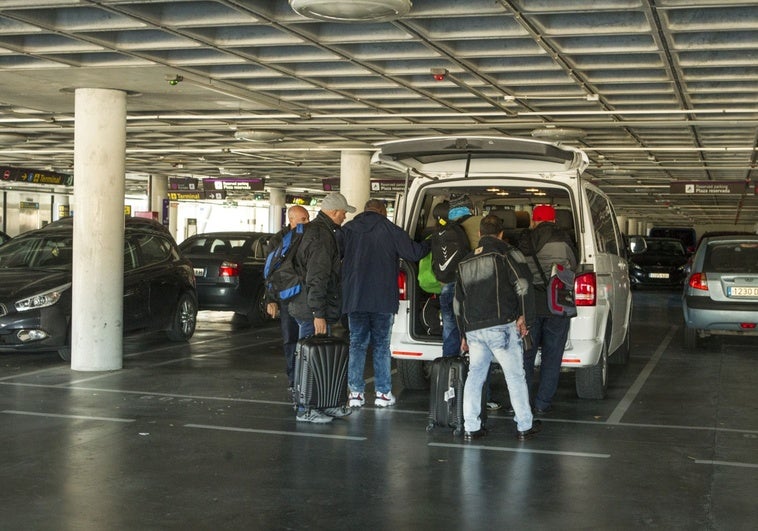 Aena relega a cientos de operarios a dos párquines lejanos y hasta ahora en desuso Aena relega a cientos de operarios a dos párquines lejanos y hasta ahora en desuso