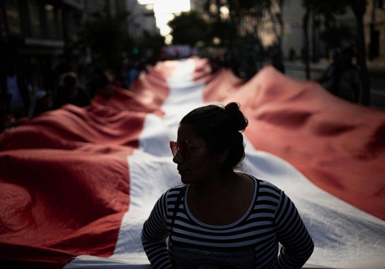 El primer ministro de Perú renuncia para evitar las mociones de censura tras el asesinato de 13 mineros El primer ministro de Perú renuncia para evitar las mociones de censura tras el asesinato de 13 mineros